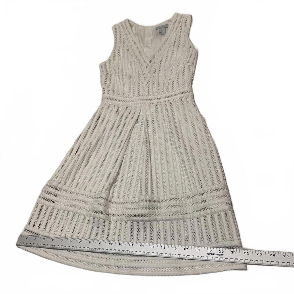 H&M Women's Size 2 White Sleeveless V-Neck Knee Length Dress Textured Pattern