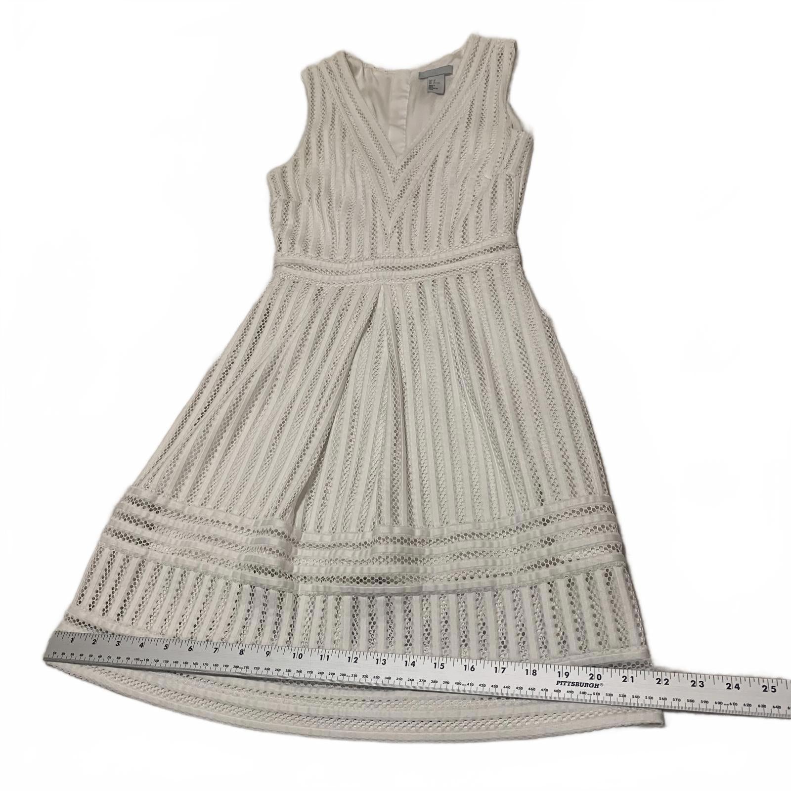 H&M Women's Size 2 White Sleeveless V-Neck Knee Length Dress Textured Pattern
