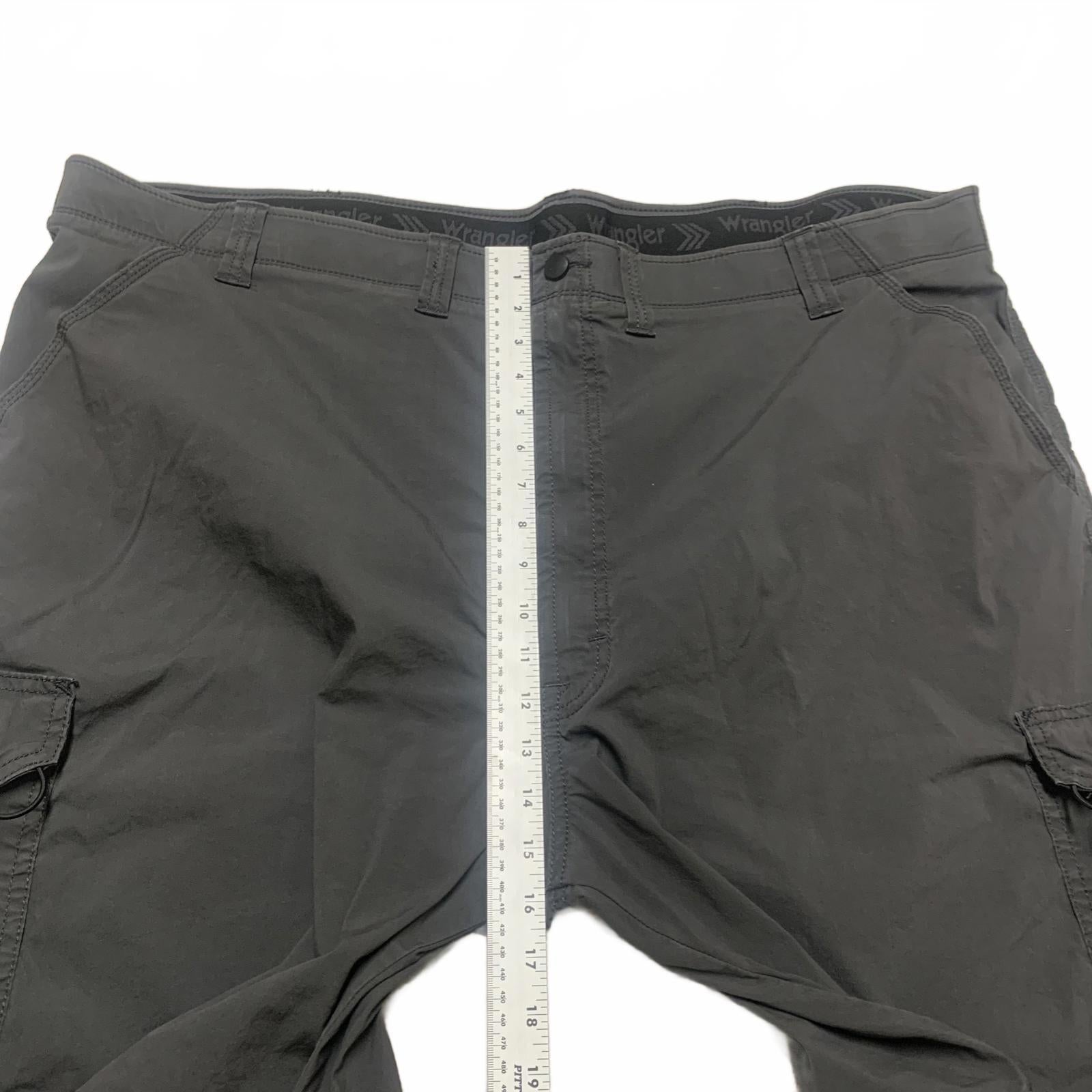 Wrangler Men's Sz 48 Gray Cargo Shorts W49