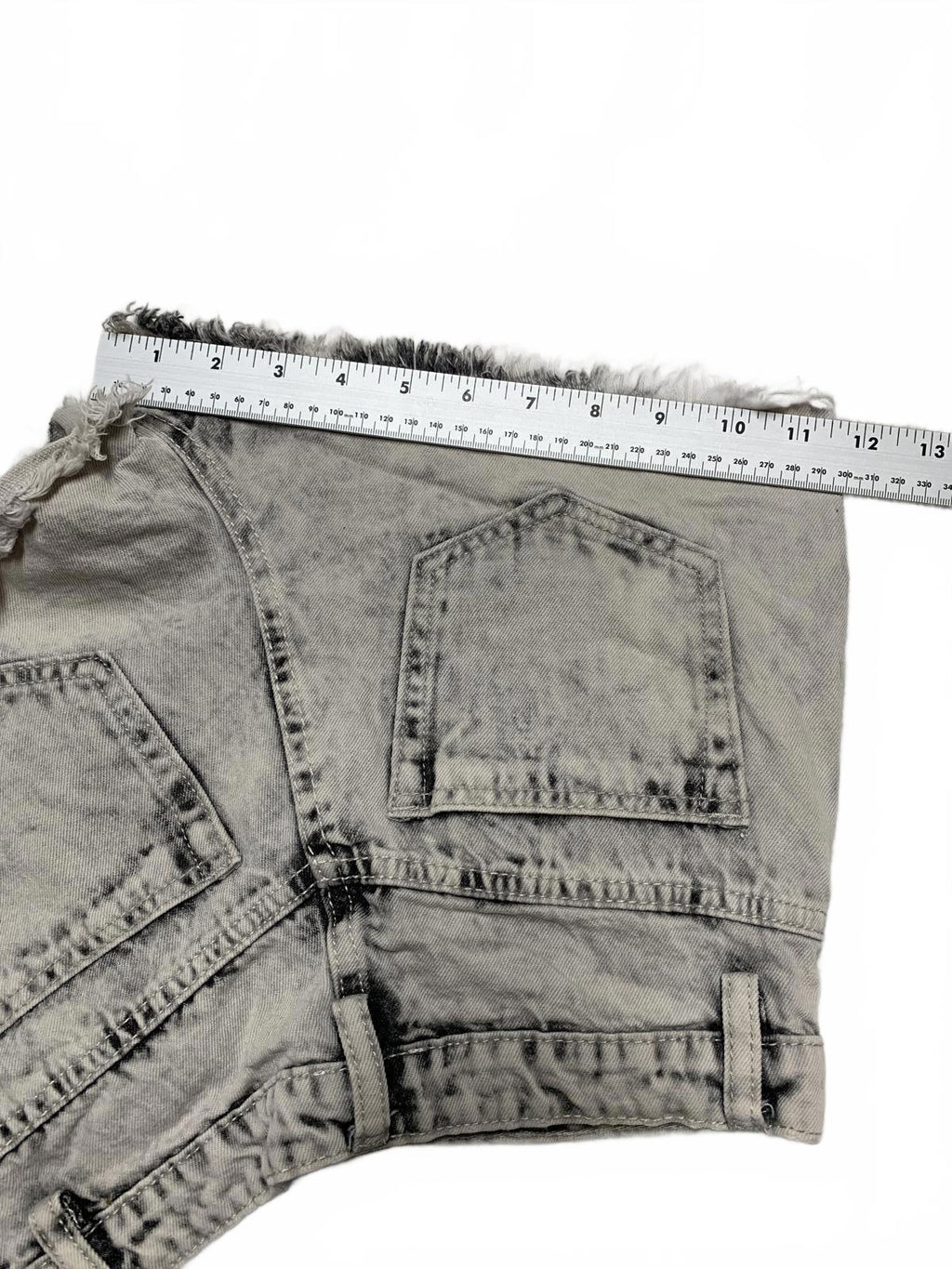 LE LIS Distressed Gray Denim Sz Small W25  Denim Shorts Mid -Rise Frayed Hem