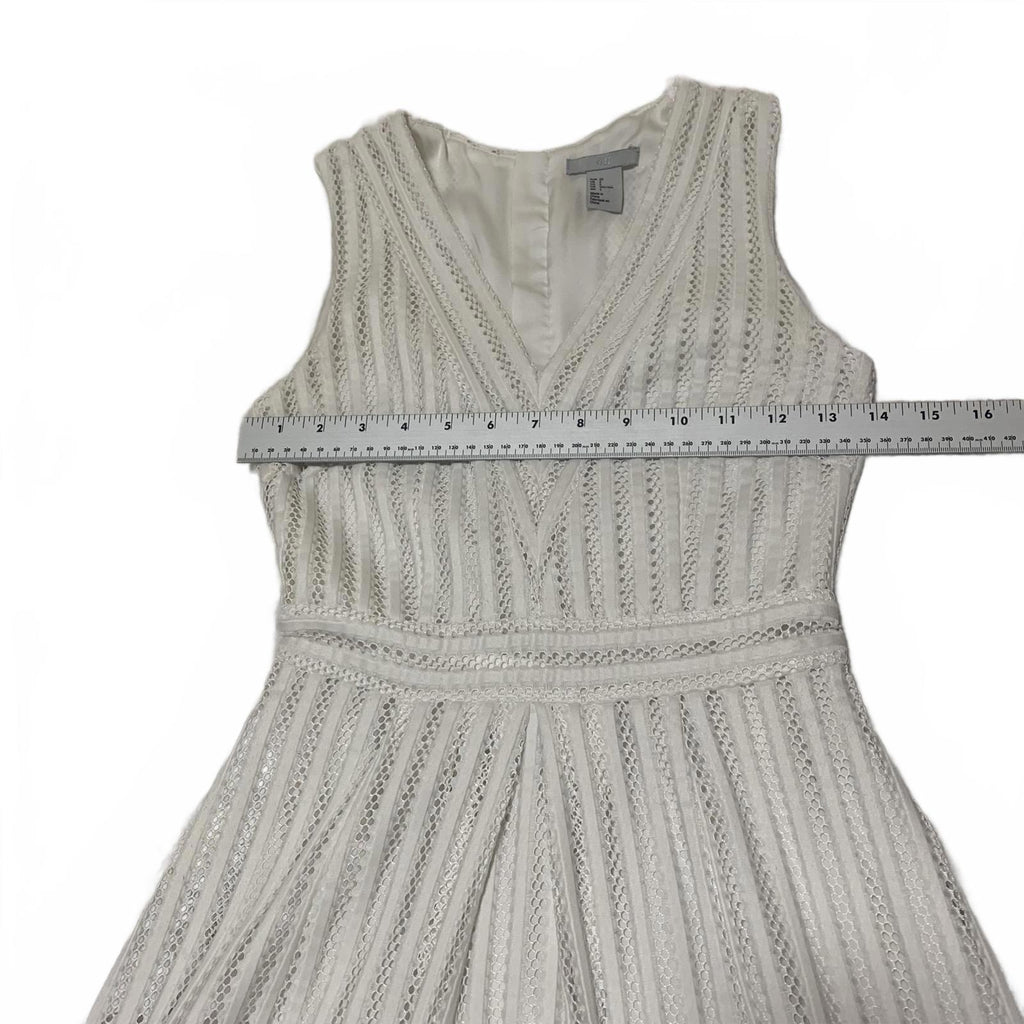 H&M Women's Size 2 White Sleeveless V-Neck Knee Length Dress Textured Pattern