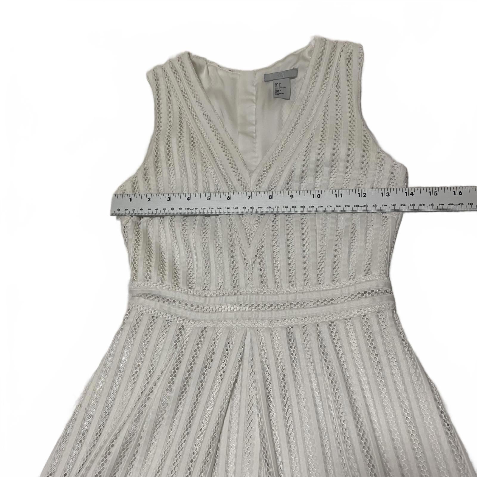 H&M Women's Size 2 White Sleeveless V-Neck Knee Length Dress Textured Pattern