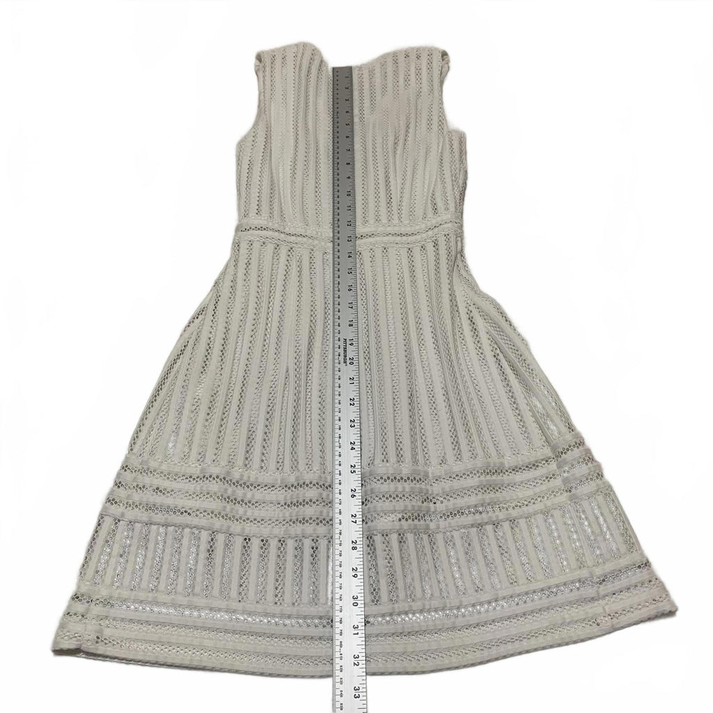H&M Women's Size 2 White Sleeveless V-Neck Knee Length Dress Textured Pattern