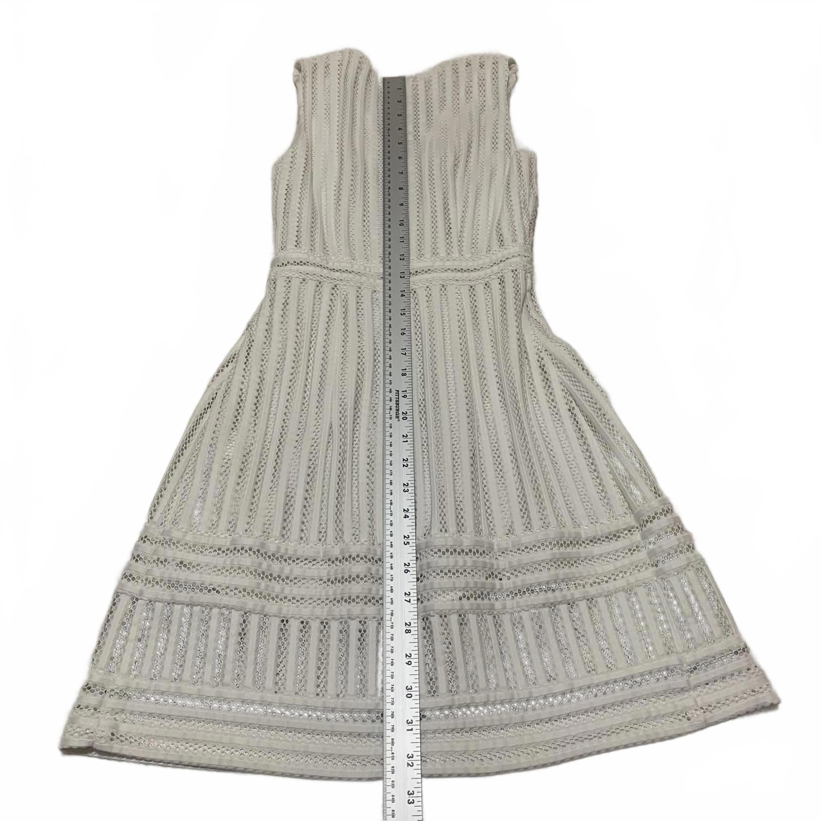 H&M Women's Size 2 White Sleeveless V-Neck Knee Length Dress Textured Pattern