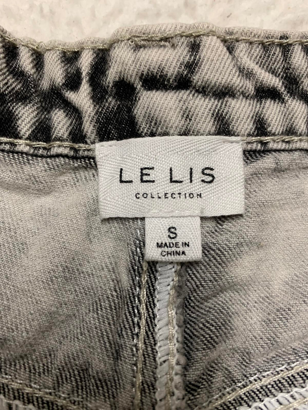 LE LIS Distressed Gray Denim Sz Small W25  Denim Shorts Mid -Rise Frayed Hem