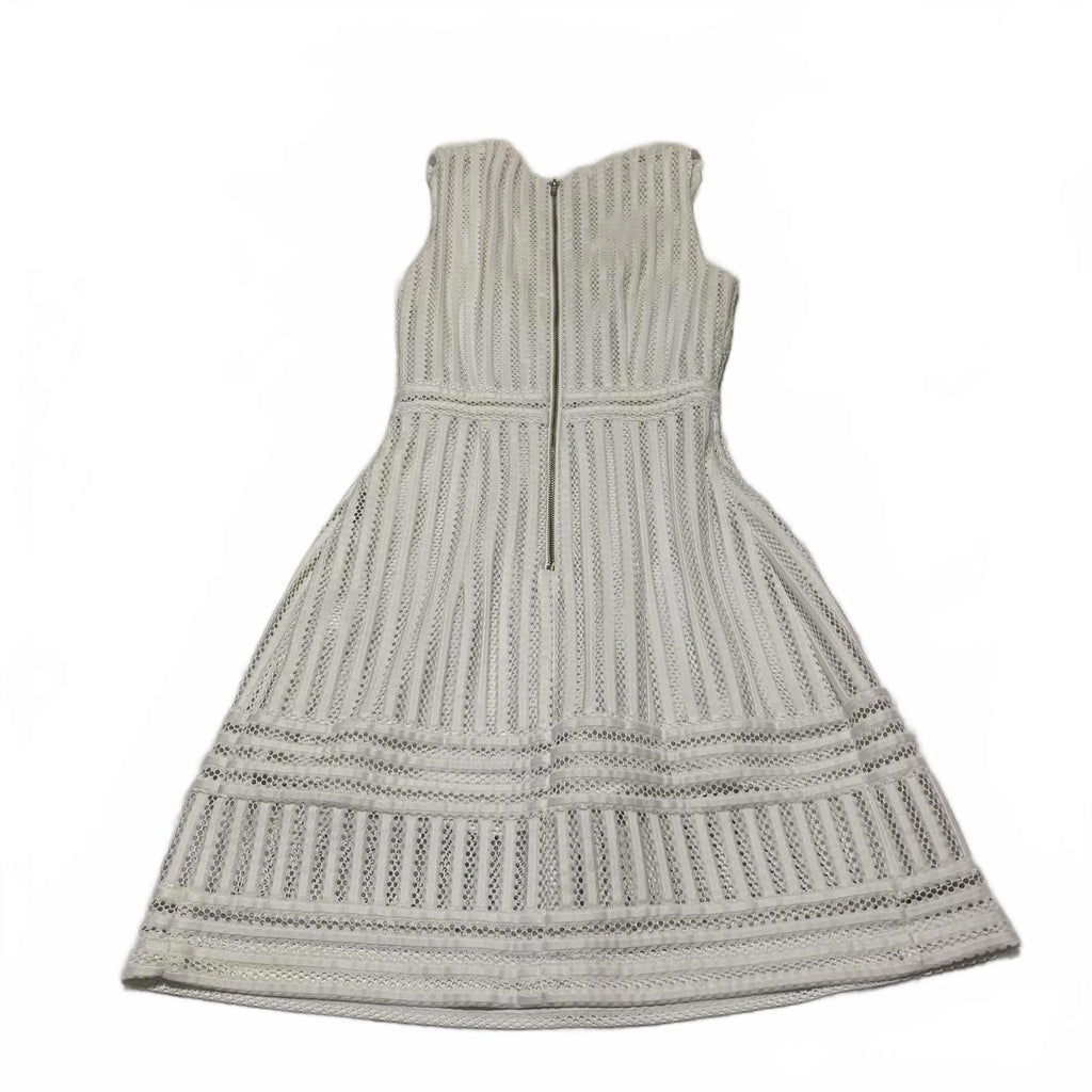 H&M Women's Size 2 White Sleeveless V-Neck Knee Length Dress Textured Pattern
