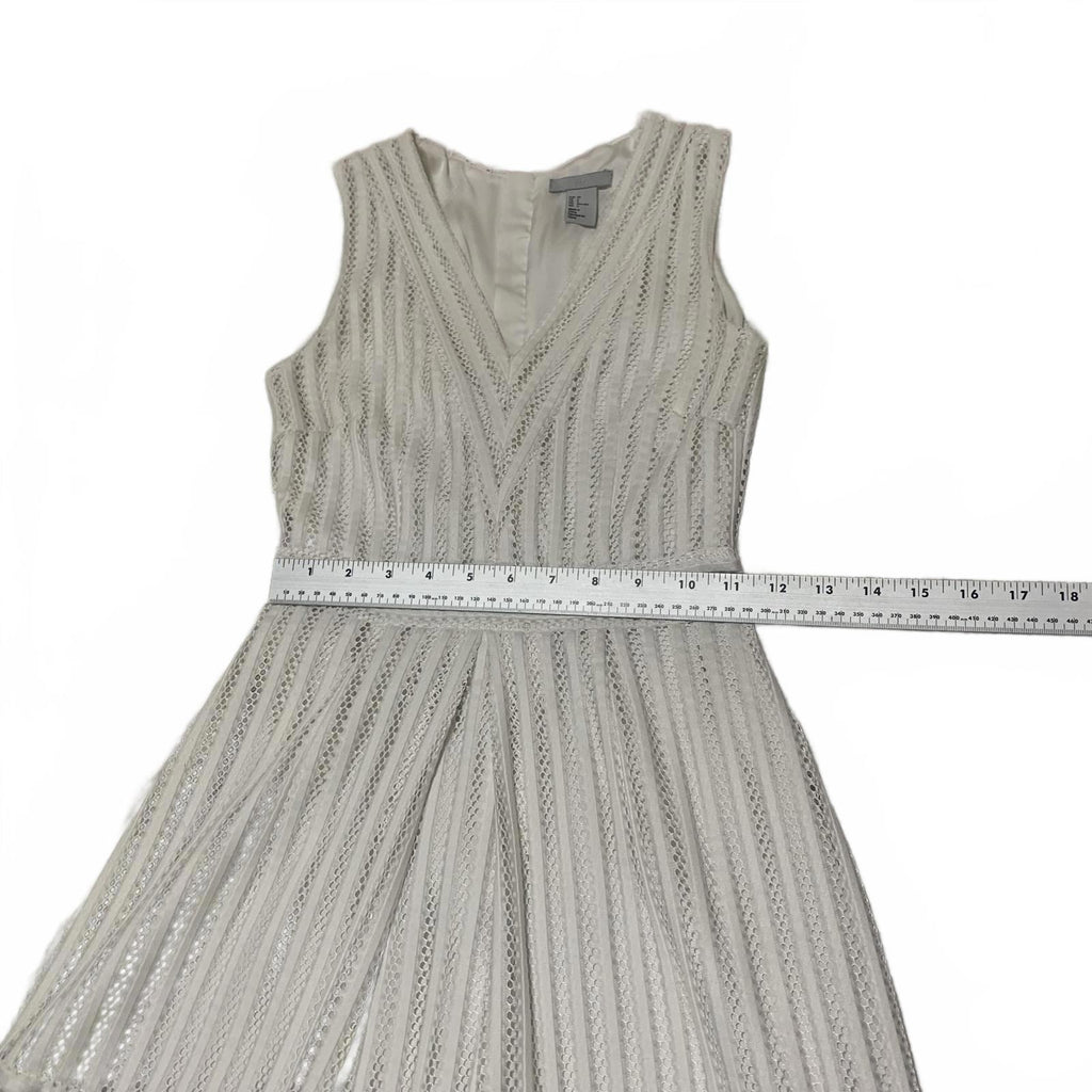 H&M Women's Size 2 White Sleeveless V-Neck Knee Length Dress Textured Pattern