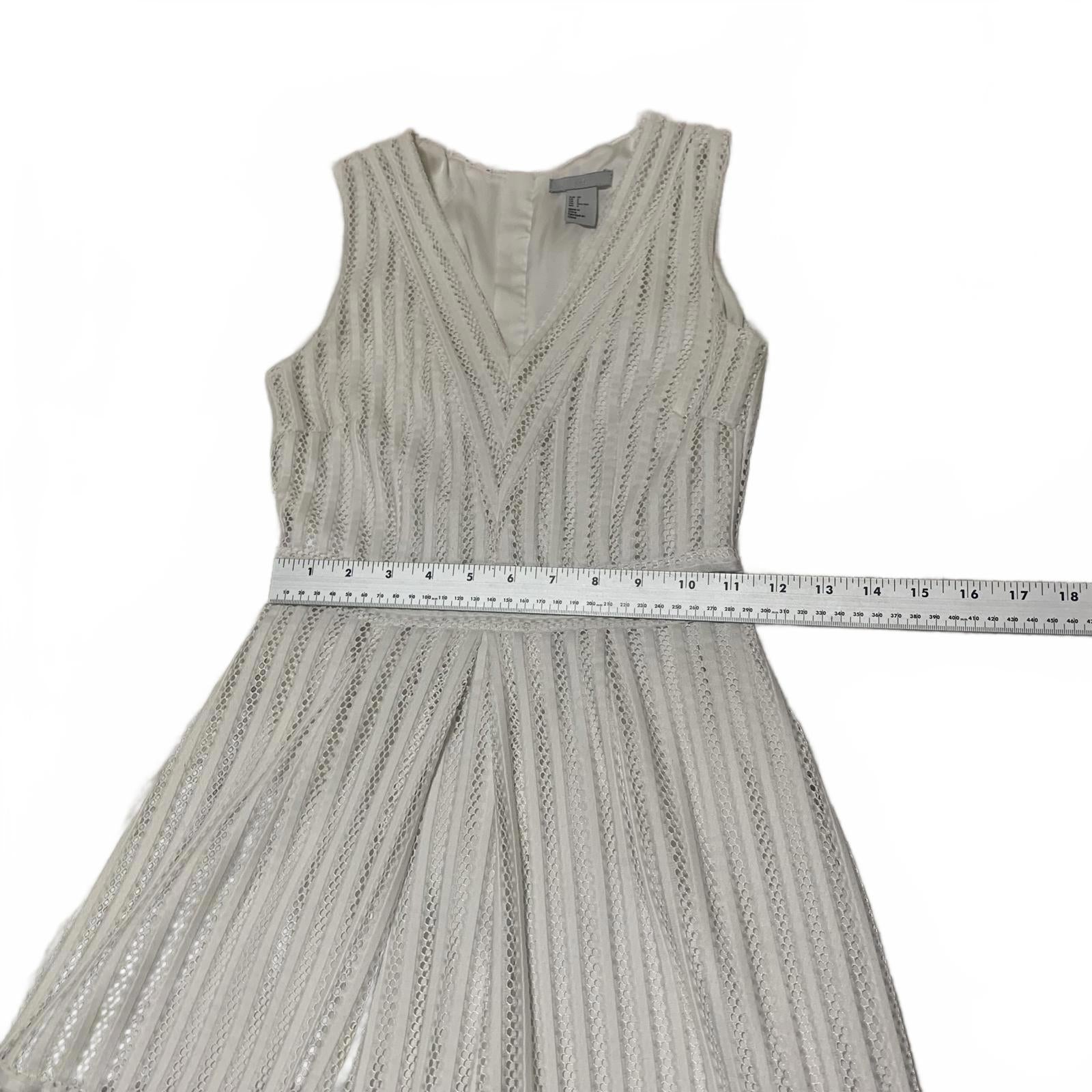 H&M Women's Size 2 White Sleeveless V-Neck Knee Length Dress Textured Pattern