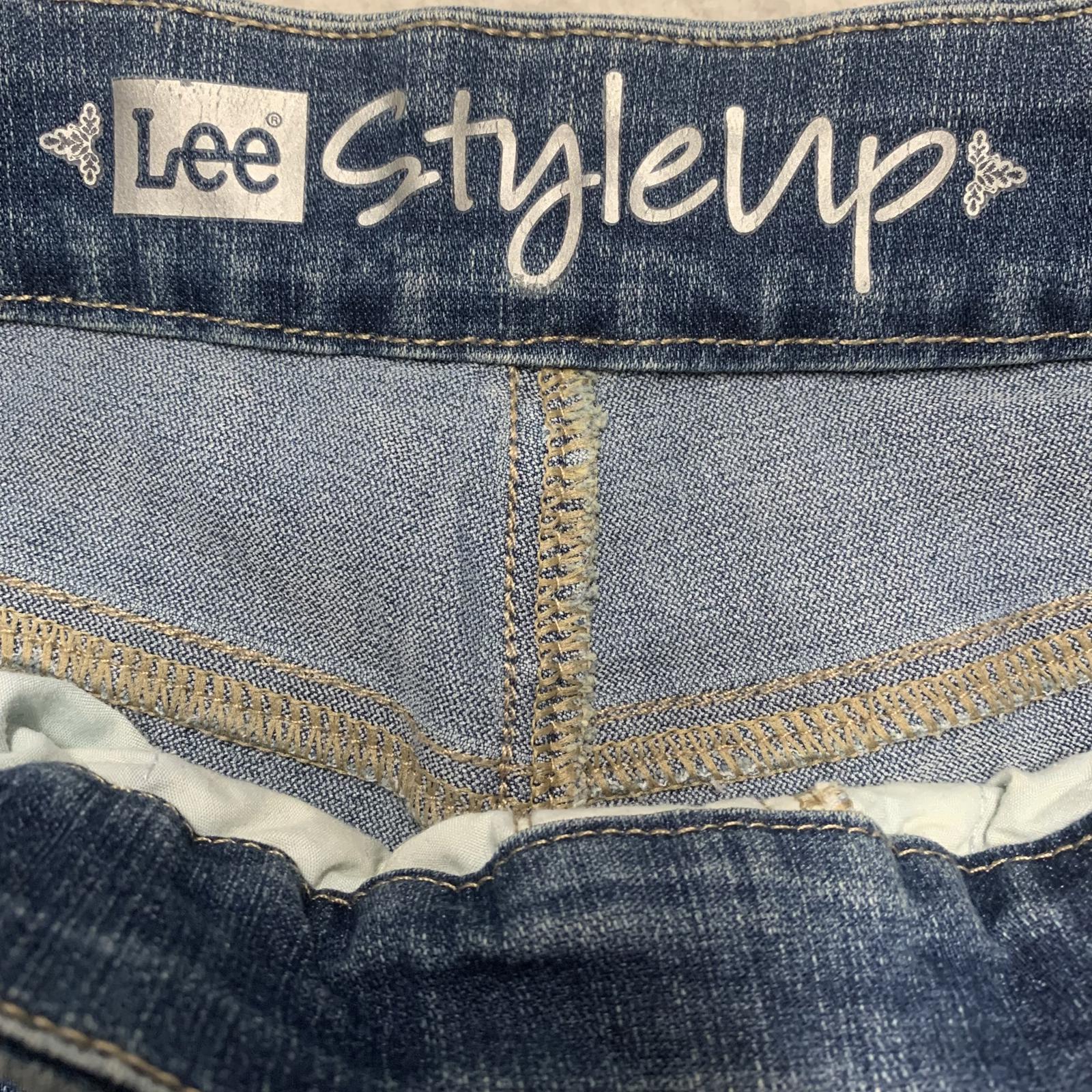 Lee Women's Size 8 Medium Blue Denim Capri Jeans Floral Embroidery 30 x 16