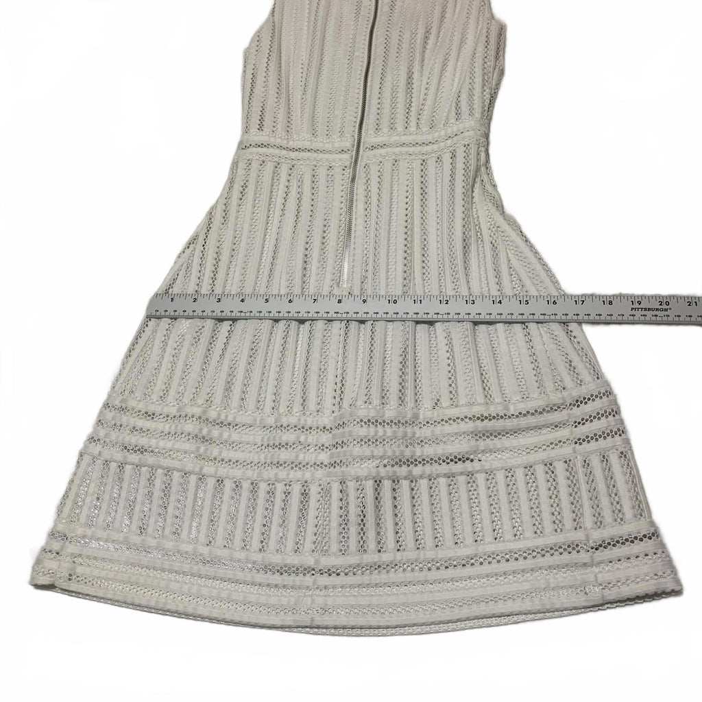 H&M Women's Size 2 White Sleeveless V-Neck Knee Length Dress Textured Pattern
