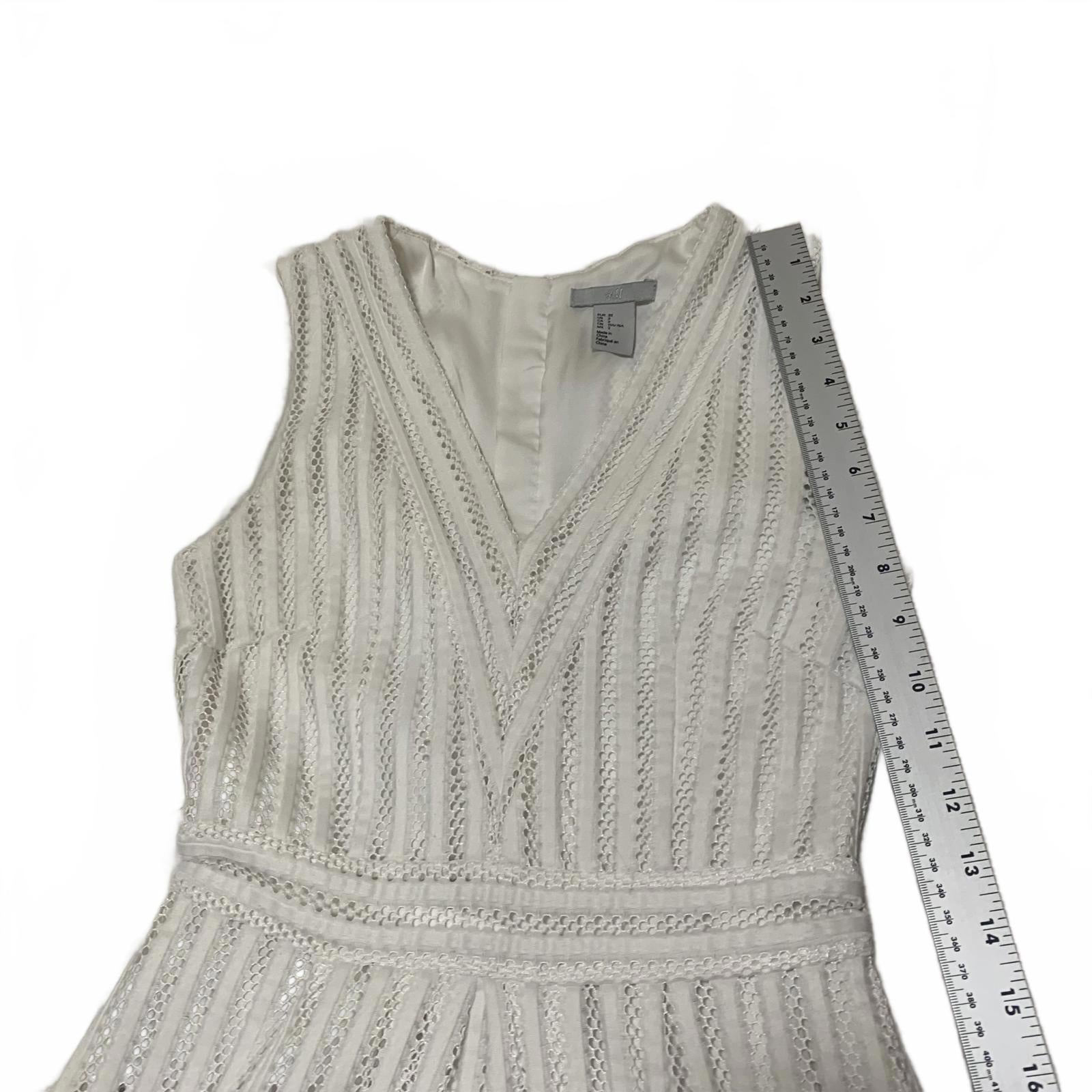 H&M Women's Size 2 White Sleeveless V-Neck Knee Length Dress Textured Pattern