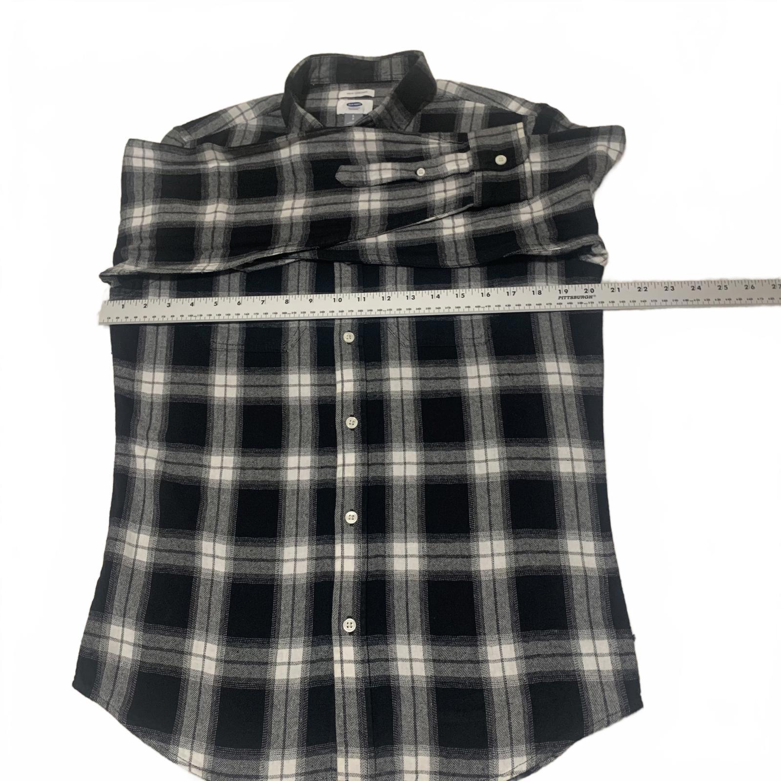 Old Navy Men's Button Shirt Size S Petite Stone Black White Plaid Casual Cotton